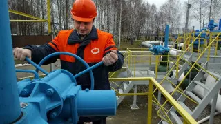 С 1 мая Россия останавливает прокачку казахстанской нефти по трубопроводу «Дружба», через который сырьё поступало в Германию и Венгрию, что происходит на фоне дефицита нефти и авиакеросина в Европе.