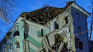 В Сызрани в результате удара беспилотника по многоквартирному дому частично обрушился подъезд, из-под завалов спасены 11 человек, среди них двое детей; массированная атака дронов затронула ряд регионов и привела к ограничениям в работе аэропортов.