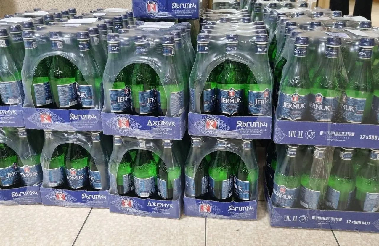 В России приостановили продажу и отгрузку армянской воды «Джермук» — проверка показала несоответствие требованиям. Под запрет попали минеральная, питьевая и газированная вода в бутылках объемом 0,33–1,5 л (около 37 млн единиц).