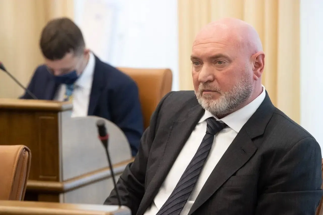 Кировский районный суд признал бывшего депутата виновным в хищении свыше 100 млн рублей, отмывании и незаконном создании юрлица. По совокупности преступлений суд назначил наказание — 14 лет колонии общего режима; такой же срок получил его сын.