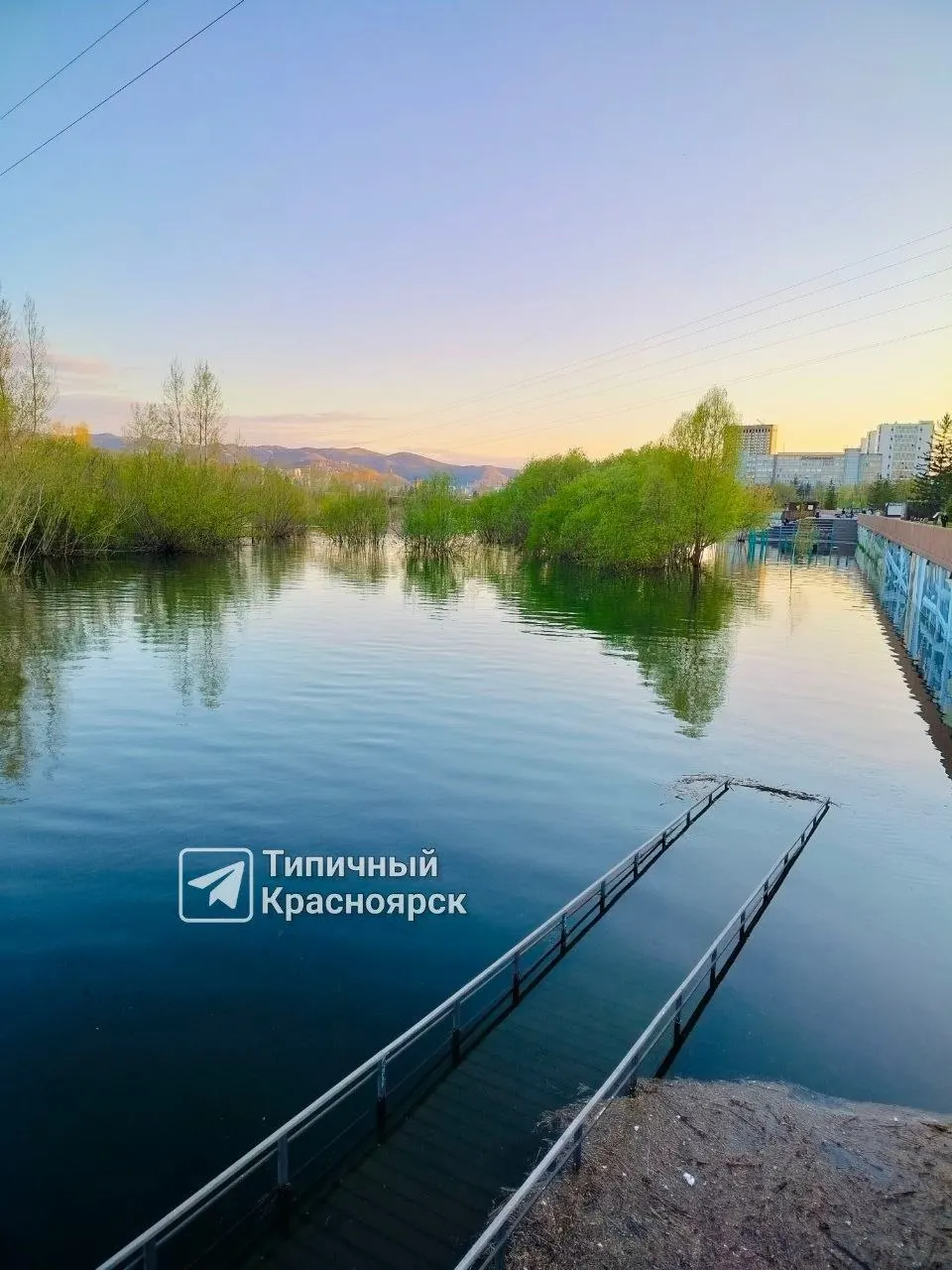 На Центральной набережной Красноярска экотропа ушла под воду, затоплена и спортплощадка — при этом люди катаются на сапбордах. По данным мэрии, уровень Енисея за сутки снизился на 6 см и составляет 315 см.