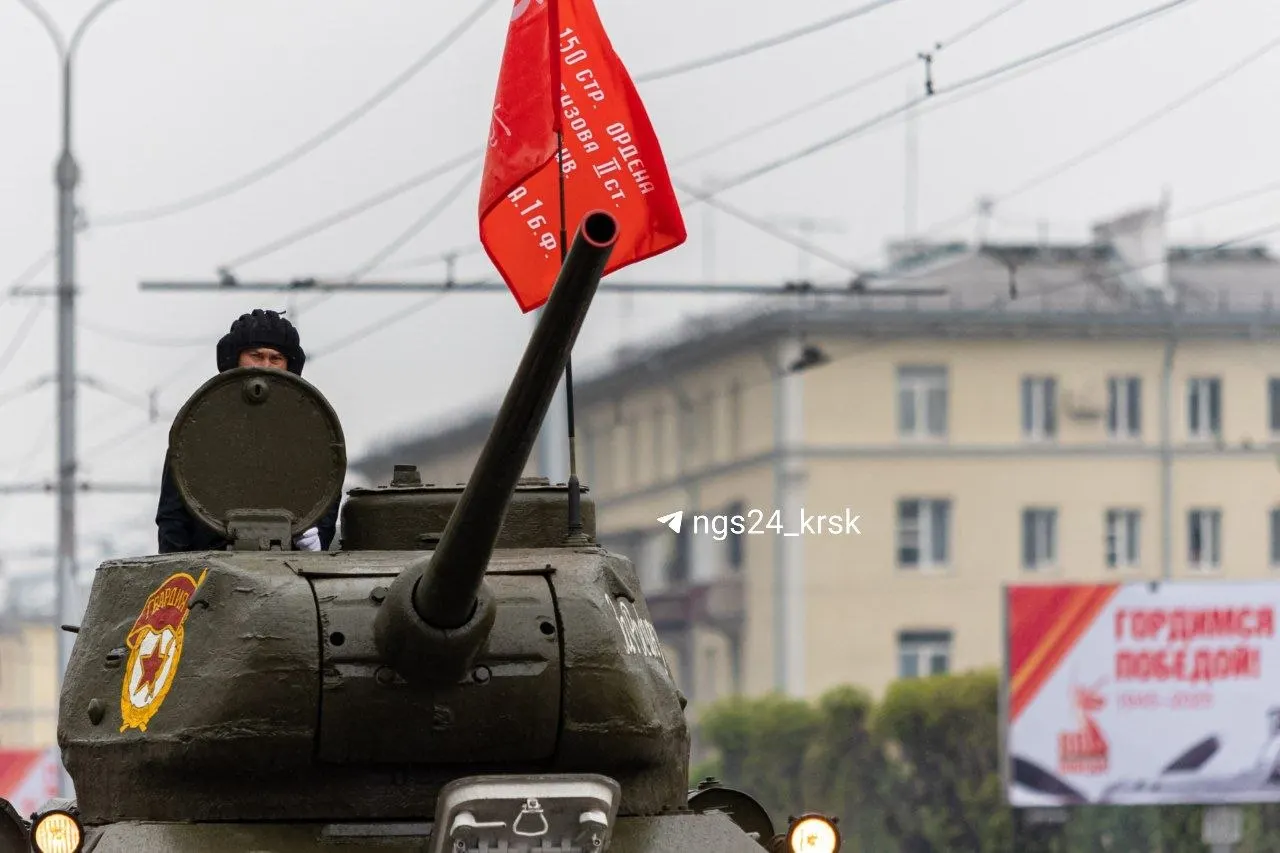 Правительство Красноярского края объявило, что раритетная и военная техника не будут участвовать в прохождении колонн — их разместят на отдельной демонстрационной площадке рядом с местом шествия. Решение связано с общей концепцией проведения шествий в городах страны.