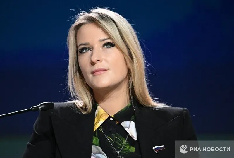37‑летняя Яна Лантратова известна активной критикой оппозиции и длительной публичной деятельностью. Ранее работала на телевидении, курировала молодёжное крыло партии и была депутатом Госдумы. Эксперты считают, что её назначение ослабляет независимость института омбудсмена.