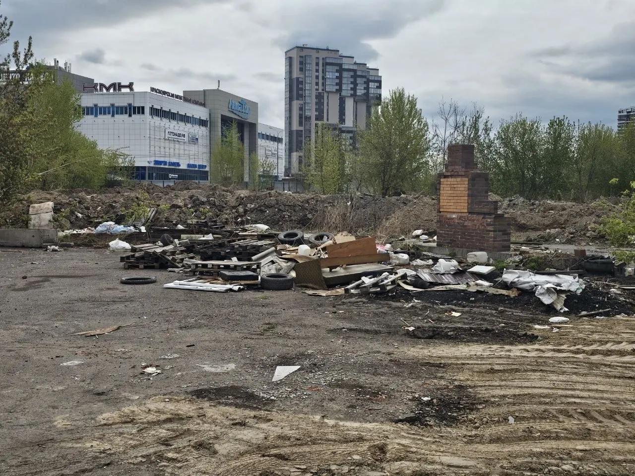 После демонтажа шиномонтажек, кафе и павильонов на Авиаторов на месте остались строительный мусор, покрышки и коммунальные отходы; отсутствие ограждений и уборки создаёт пыль и угрозу для жителей.