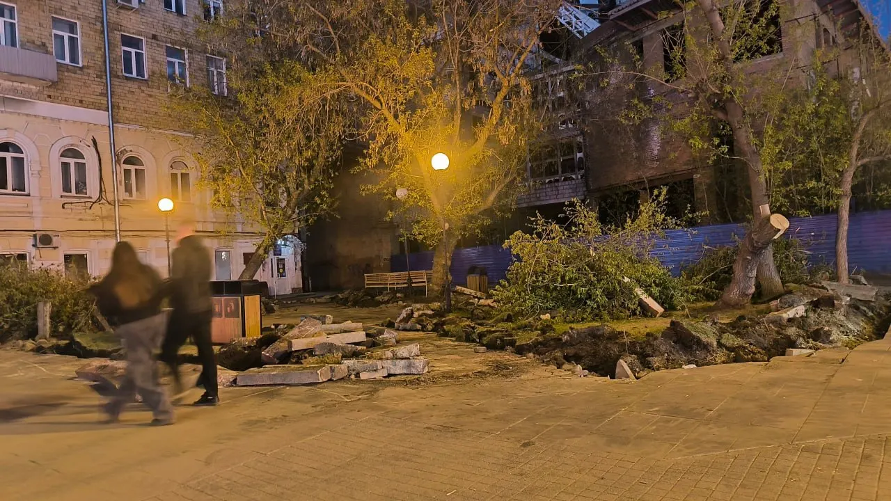 15 мая у Покровского собора срубили деревья в рамках проверки их состояния и программы благоустройства — в соцсетях жители выразили недовольство.