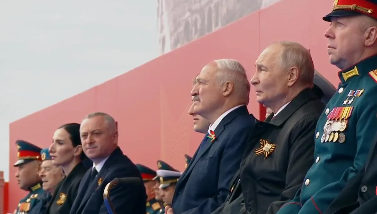 Во время парада в Москве президент назвал День Победы «священным», вспомнил роль советского народа в разгроме нацизма и связал подвиг предков с действиями современных военных — на трибуне рядом с ним впервые разместили участника «специальной военной операции» наравне с ветераном Великой Отечественной войны.