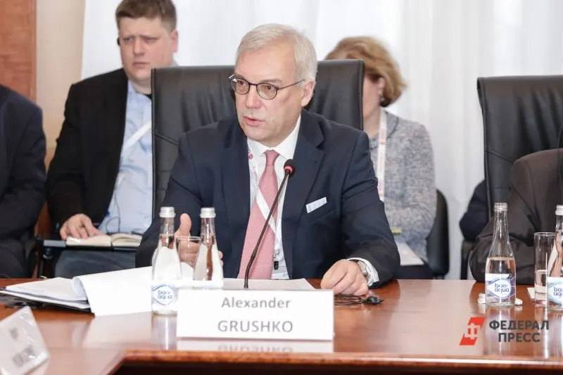 Замминистра иностранных дел Александр Грушко заявил, что любые попытки НАТО блокировать или применять силу против Калининградского анклава повлекут тяжёлые последствия для альянса; он также отметил рост военной активности в Балтийском море.