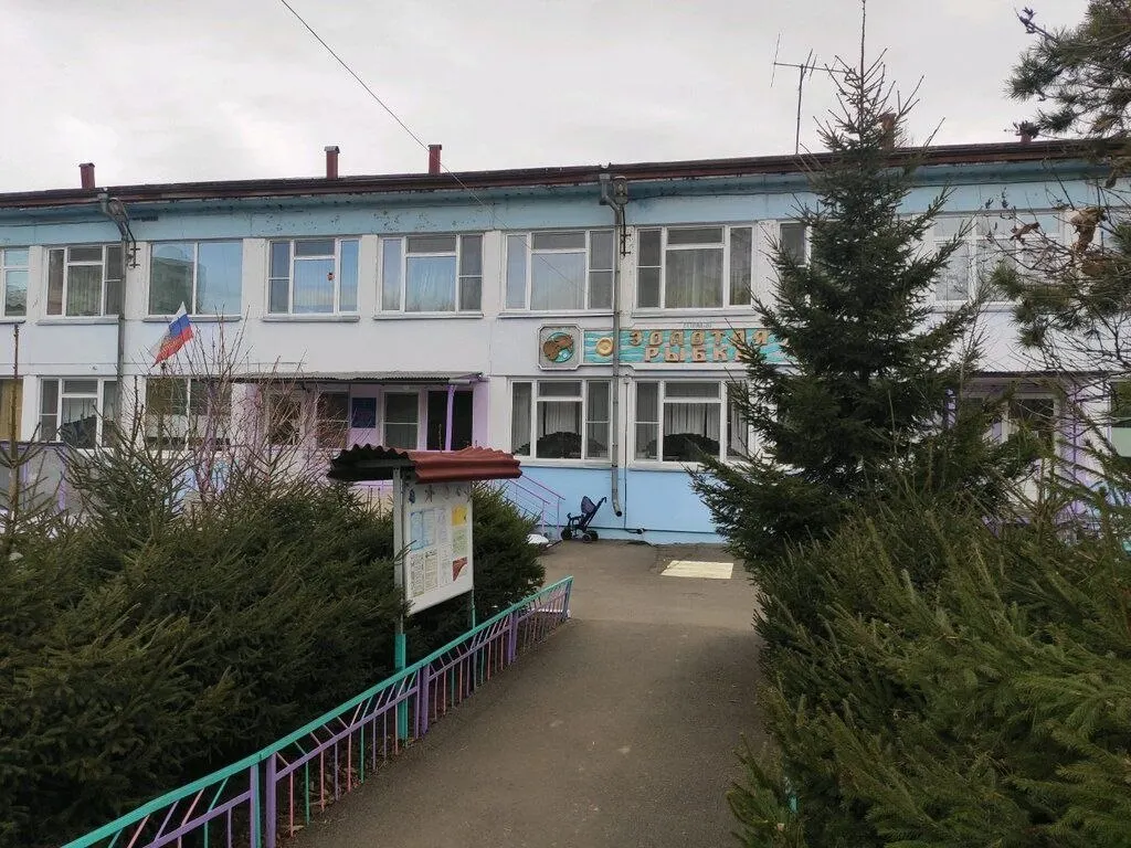 В Железногорске увольняют и урезают ставки сотрудникам детских садов. Власти объясняют это снижением числа детей, а депутаты и педагоги указывают на давний дефицит персонала и перегрузки воспитателей.