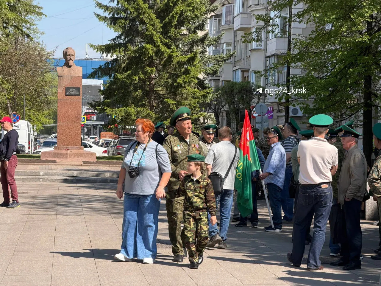 Утром в городе прошли встречи и автоколонны с красно‑зелёными флагами — пограничники и горожане собрались у памятника.