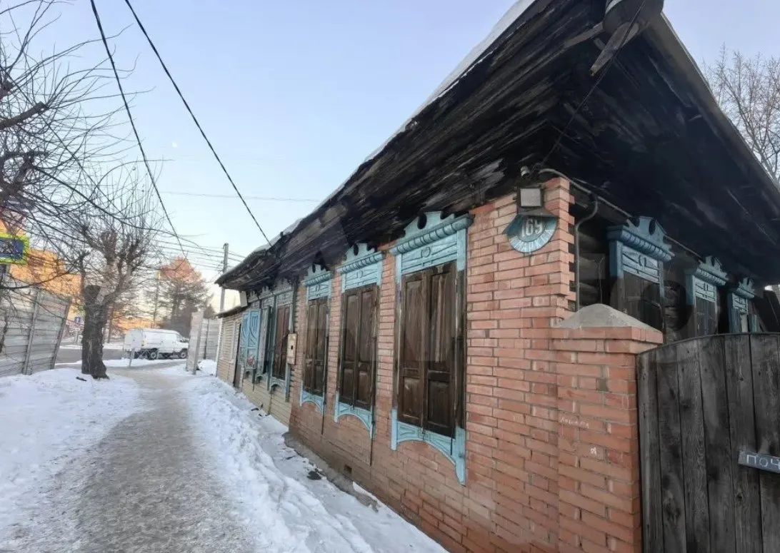 Одноэтажную часть дома на Карла Маркса, 169 предлагают вместе с участком — без канализации и с туалетом на улице. Площадь жилья — 28,5 м², почти 300 м² земли, цена — 491 тыс. ₽/м².