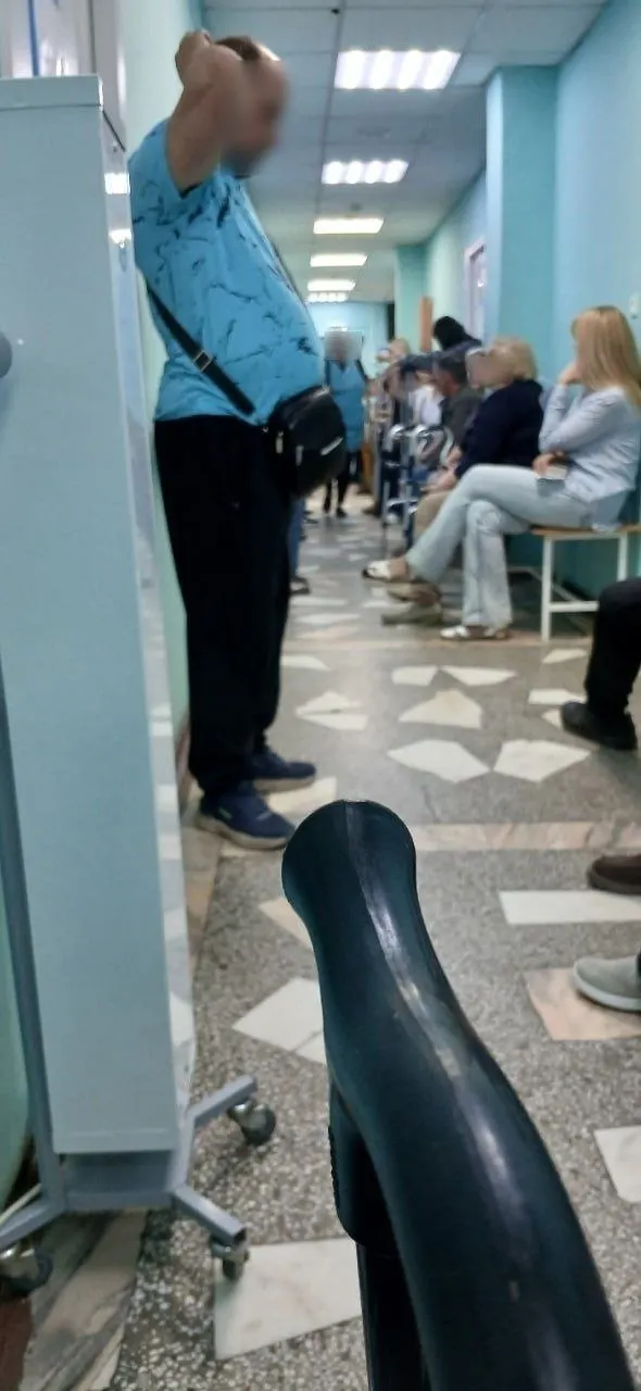 Пациенты с утра стояли в очереди — один врач был в отпуске, второй экстренно ушёл на больничный. В краевом минздраве сообщили, что количество медиков на смене оперативно увеличат.