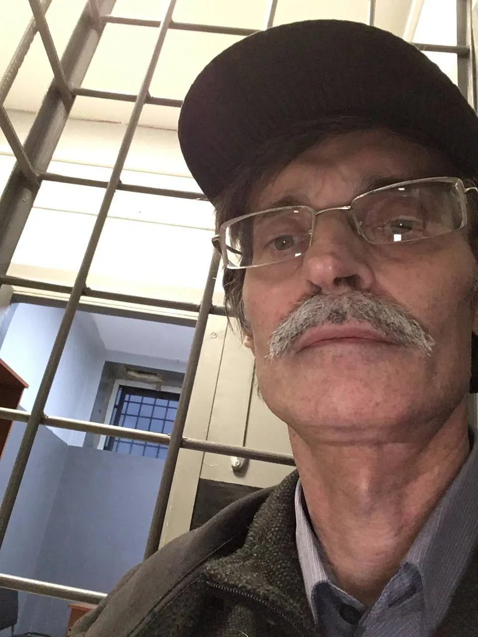 Суд в Петрозаводске оштрафовал руководителя фракции «Яблоко» Дмитрия Рыбакова по статье о демонстрации экстремистской символики за три поста 2020 года, которые отсутствуют на его странице; решение может лишить его права участвовать в осенних «выборах».