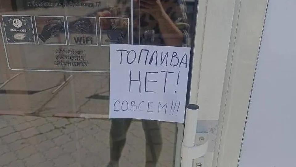 С 31 мая в Крыму начинают выдавать талоны на АИ‑95 и вводят лимиты на АИ‑92 из‑за проблем с производством и логистикой топлива; власти обещают нормализацию в течение 30 дней.
