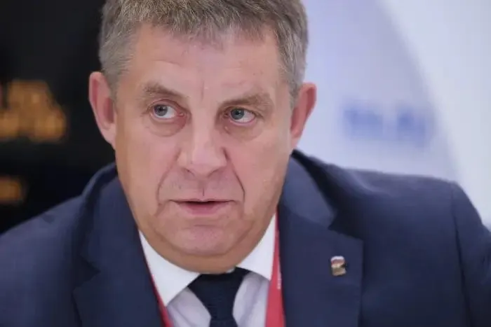После отставки Богомаз может получить вакантный мандат депутата Госдумы; одновременно обсуждаются кадровые перестановки в приграничных регионах и судьбы других экс-губернаторов.