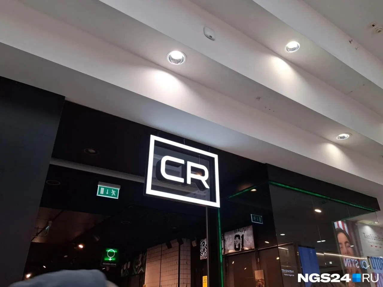 В торговом центре «Планета» распродают оставшийся ассортимент магазина CR: сеть уходит в онлайн на маркетплейсы, на остатки действует скидка до 50%.