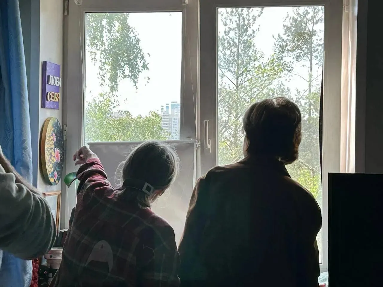 В Московской области несколько беспилотников поразили жилые здания: в Химках БПЛА врезался в частный дом, есть погибшая и раненый, в многоквартирном доме возник пожар и повредило квартиры. Обломки упали в районе Шереметьево; по стране за ночь заявлено о сотнях сбитых дронов.