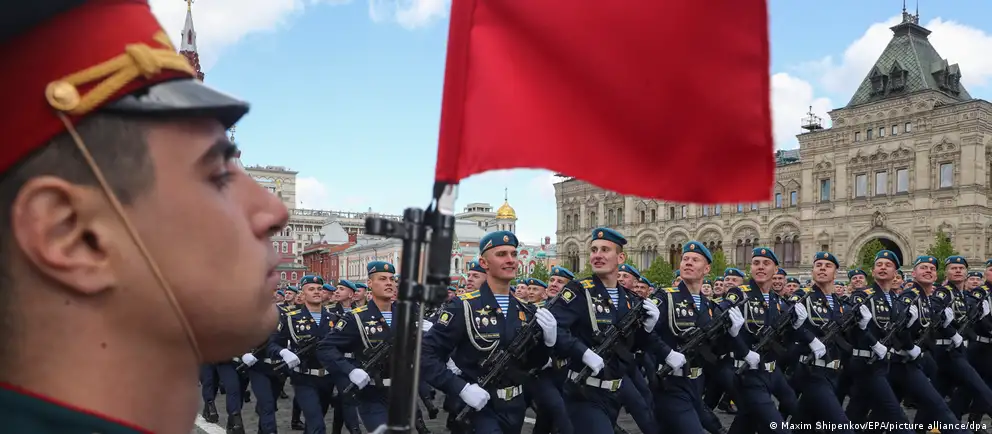 Власти уменьшили формат парадов 9 мая в ряде городов и вовсе отменили мероприятия в некоторых регионах. Рассматриваем официальные объяснения, мнения экспертов и возможные последствия для общественного восприятия власти.