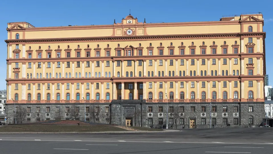 Руководитель Пограничной службы ФСБ сообщил, что Финляндия и Эстония нарушают пограничные соглашения, создают риск инцидентов и ограничивают пересечение границы. Москва объявляет о наращивании группировок и намерена готовиться к разным сценариям развития событий.