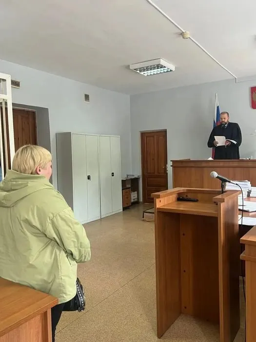 Ленинский районный суд Красноярска назначил 35‑летней кондукторше условный год лишения свободы. Её также внесли в реестр террористов и экстремистов Росфинмониторинга — из‑за этого будут заблокированы банковские счета.