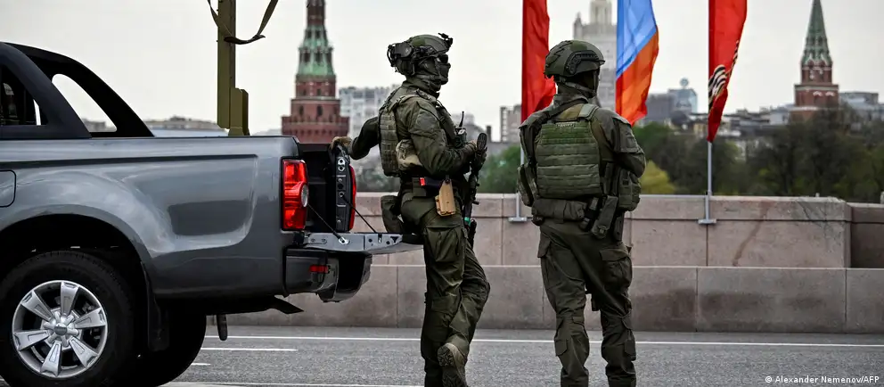 Власти отменили приглашения зарубежным СМИ, ограничили присутствие иностранцев и приняли решение провести парад без военной техники — из‑за соображений безопасности ряд региональных мероприятий также отменён.