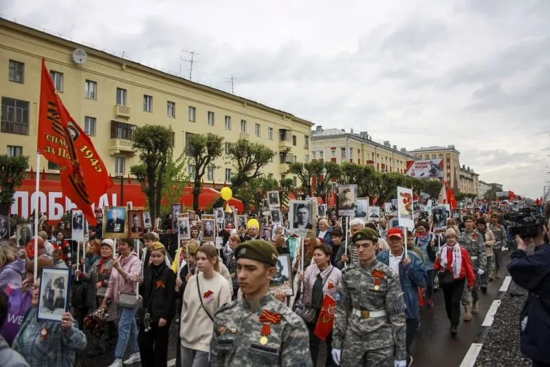В Санкт-Петербурге акция состоится в традиционном очном формате. Приём заявок на виртуальное шествие завершён, онлайн‑трансляция начнётся 9 мая в 12:00 по местному времени.