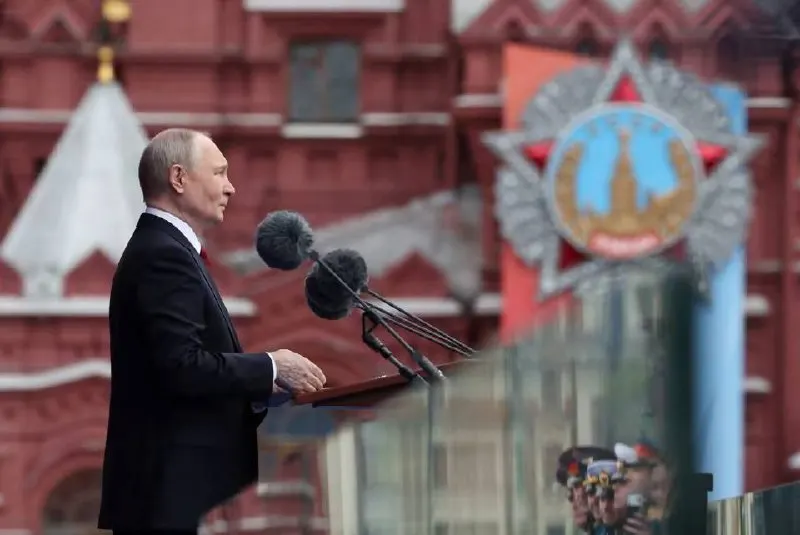 Высшие чиновники якобы не смогли переубедить президента; собеседники отмечают приоритет силовиков, рост недовольства в элите и усиление мер безопасности вокруг главы государства.