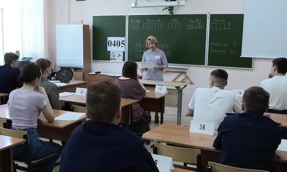 Рособрнадзор в новых методических рекомендациях запретил физические досмотры участников ЕГЭ: охрана не имеет права прикасаться к сдающим и их вещам; при сработке металлодетектора просят добровольно показать или сдать предмет.