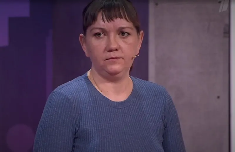 По словам заявительницы, женщина систематически выпивает, берёт с собой семилетнюю дочь на алкогольные компании и не обеспечивает ей медобслуживание и образование; ребёнок помещён под опеку органов.