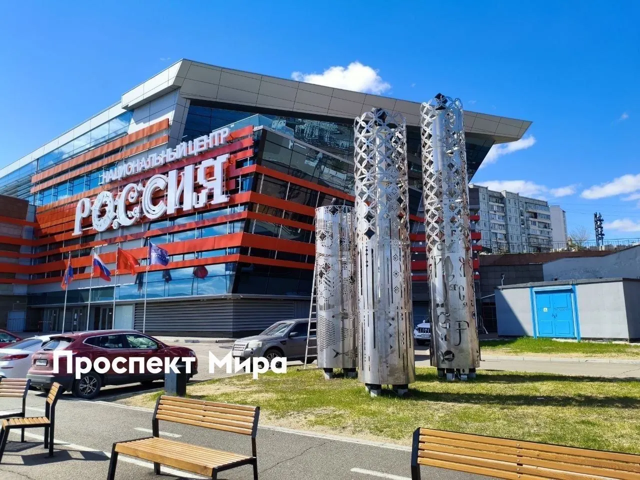 На набережной установили металлические цилиндры с вырезанными рыбками, буквами и узорами — внутри видна аппаратура для подсветки.