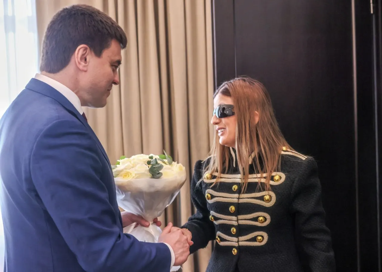 Народная артистка России прилетела в Красноярск для прослушиваний XVII международного фестиваля для детей с нарушениями зрения — в этом году в отборе участвует и местный инклюзивный ансамбль.