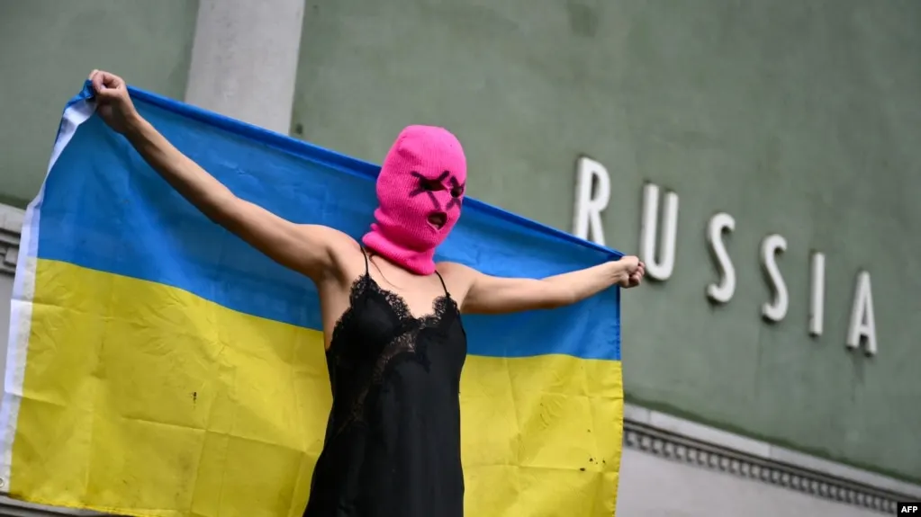 Феминистскую панк‑группу Pussy Riot включили в обновлённый список террористических и экстремистских организаций. Ранее группе уже присваивали статус «экстремистской», а нескольким участницам заочно дали длительные тюремные сроки.