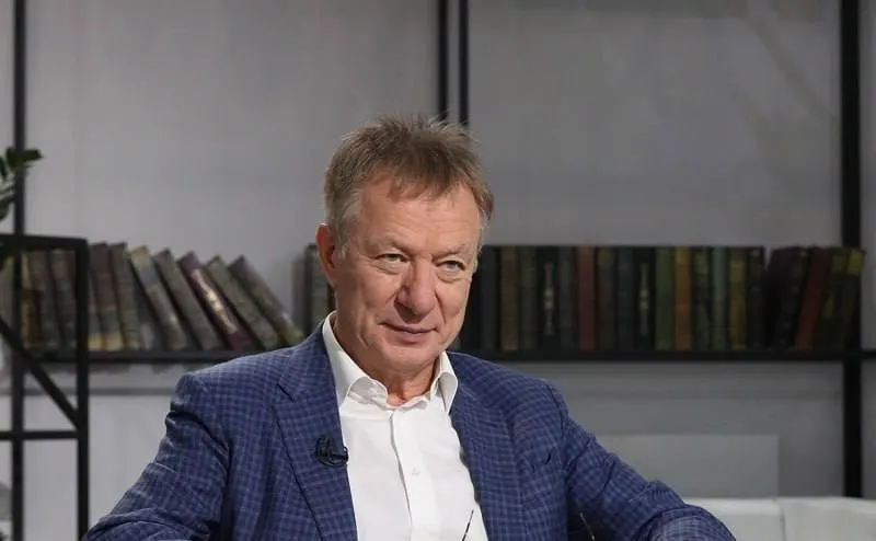 После признания его и фонда экстремистским объединением и решения о конфискации активов на сумму около 8 млрд рублей Галицкий воспользовался голландским паспортом и выехал через Белоруссию.