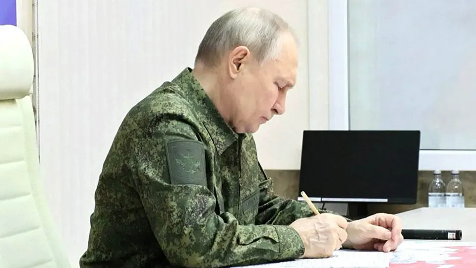 Западные аналитики и европейские чиновники отмечают смену оценок: застряв в Украине и испытывая ресурсный кризис, Москва может рассматривать приграничные операции против стран Балтии как способ выхода из тупика. Законодательные изменения дают президенту основания для вмешательства за рубежом.