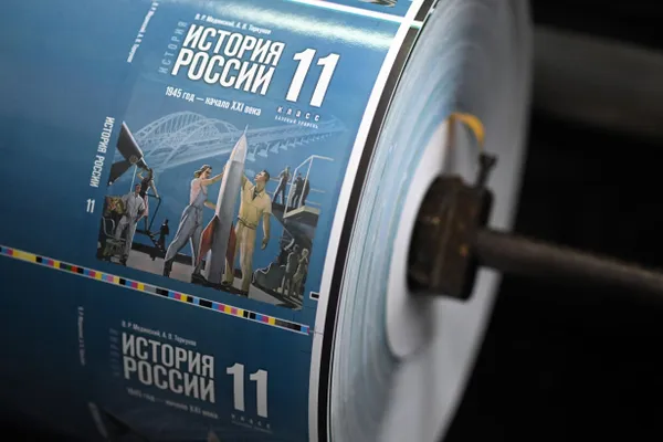 Документ предлагает создать единую пятилетнюю систему исторического просвещения — от уроков и внеурочной работы до музеев, библиотек и цифровых ресурсов; в тексте подчёркивается «Россия-центричность» и предусмотрено привлечение участников специальной военной операции к внеклассным мероприятиям.