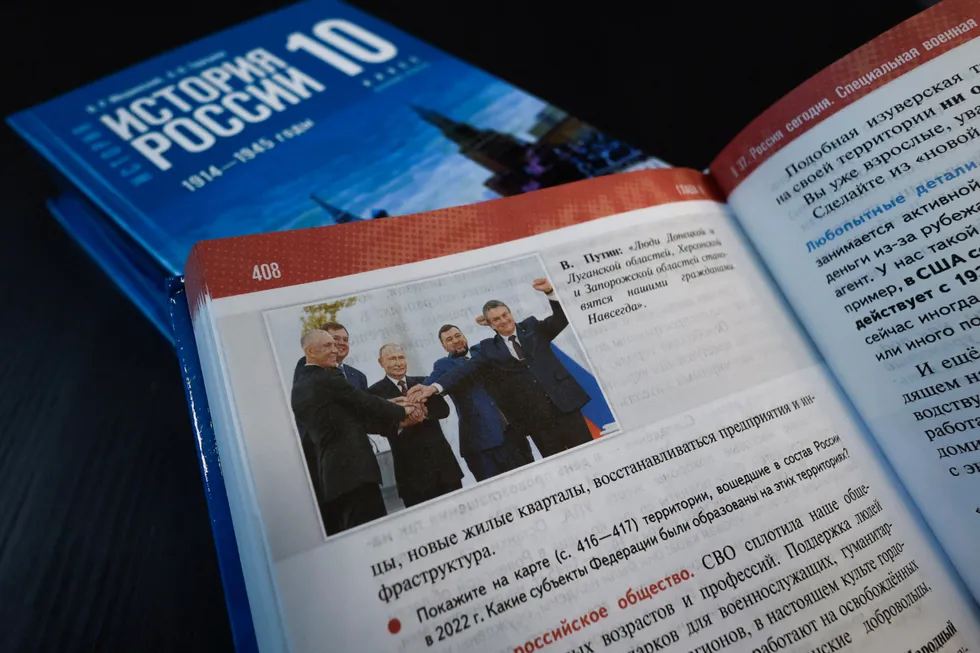 Новая линейка учебников для 6–9 классов демонстрирует системную тенденцию: современные политические посылы вплетаются в изложение далёких эпох, неудобные факты стираются или смягчаются, а сложные события сводятся к простым идеологическим схемам.