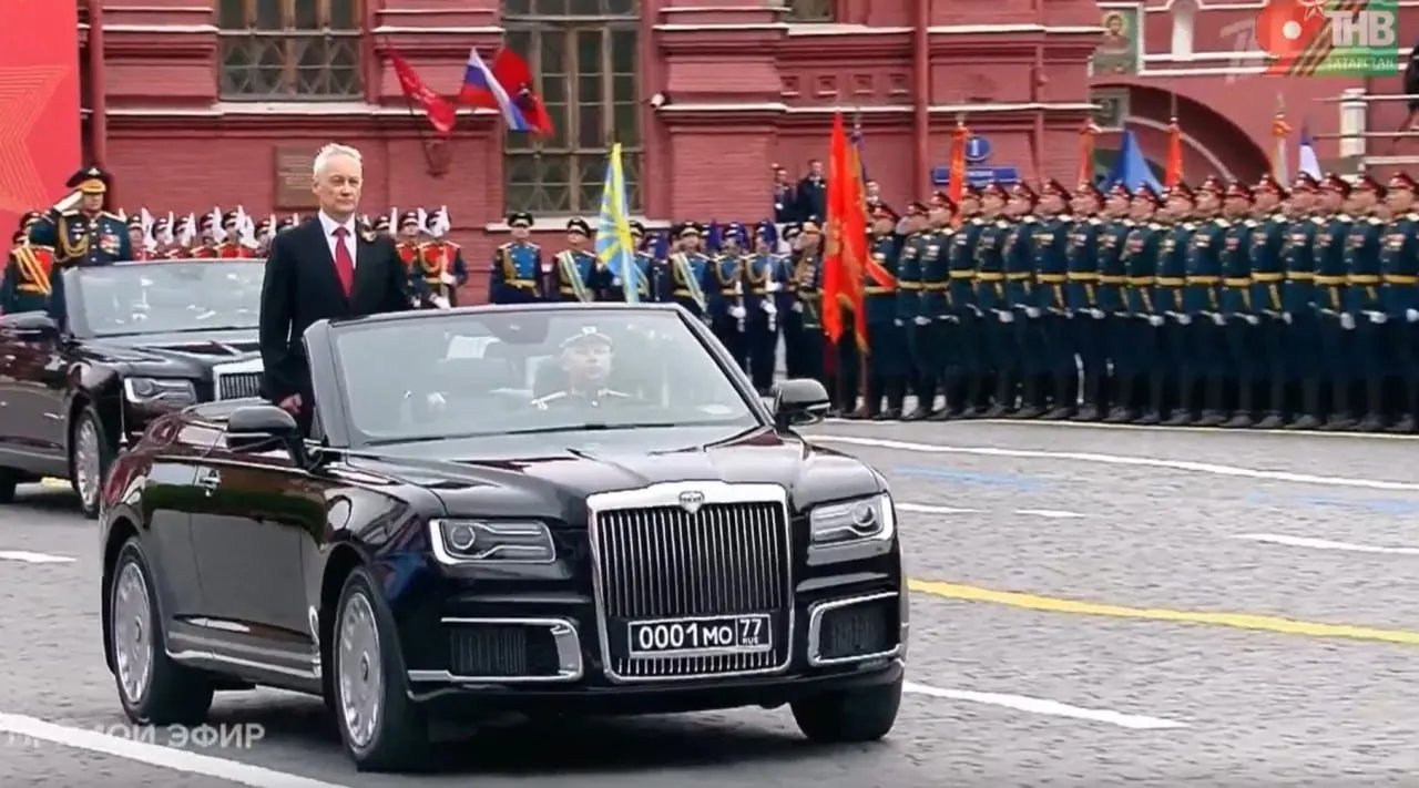 Министр обороны РФ Андрей Белоусов осмотрел кабриолет Aurus: эта машина произведена в Москве, а другие модели выпускают в Елабуге.