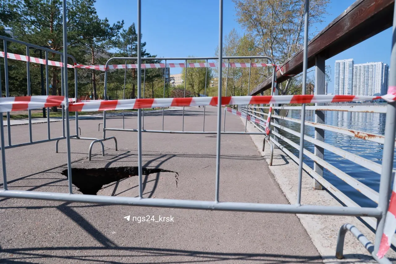 После подъёма воды в Енисее на Ярыгинской набережной образовалась яма рядом с домом на ул. Гладкова, 8; участок оградили, заявка в диспетчерскую принята.