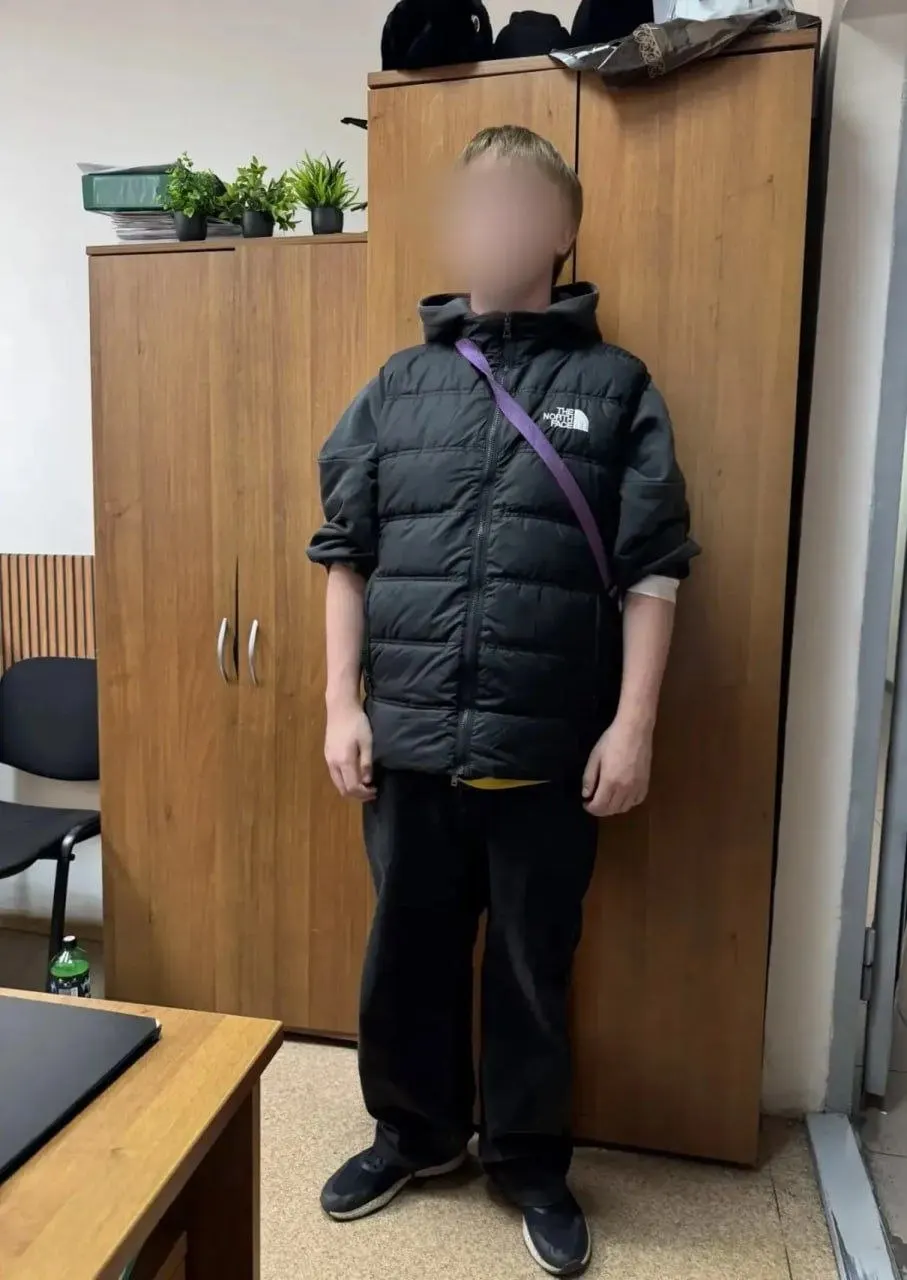 Прокуратура сообщила, что 15‑летний юноша, задержанный после конфликта с сотрудником ДПС, проявлял приверженность экстремистским идеям. Подростка отправили в центр временного содержания несовершеннолетних на 30 суток, уголовное преследование по некоторым статьям не применили из‑за возраста.