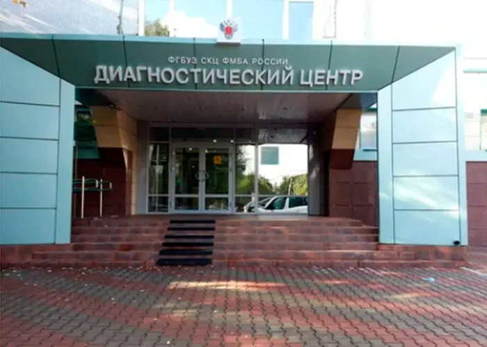 Сибирский научно‑клинический центр ФМБА заключил контракты почти на 15 млн рублей с петербургской компанией «Синергия», связанной с петербургским бизнесменом, владевшим сетью заведений развлечений; фирма также поставляла оборудование в другие медучреждения и получала крупные госзаказы.