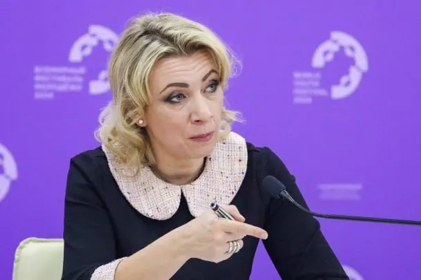 Официальный представитель МИД РФ заявила, что сотрудники Госдепартамента уведомляют российских дипломатов о том, что их дети, рожденные в США, автоматически признаны американскими гражданами — без согласия семей.