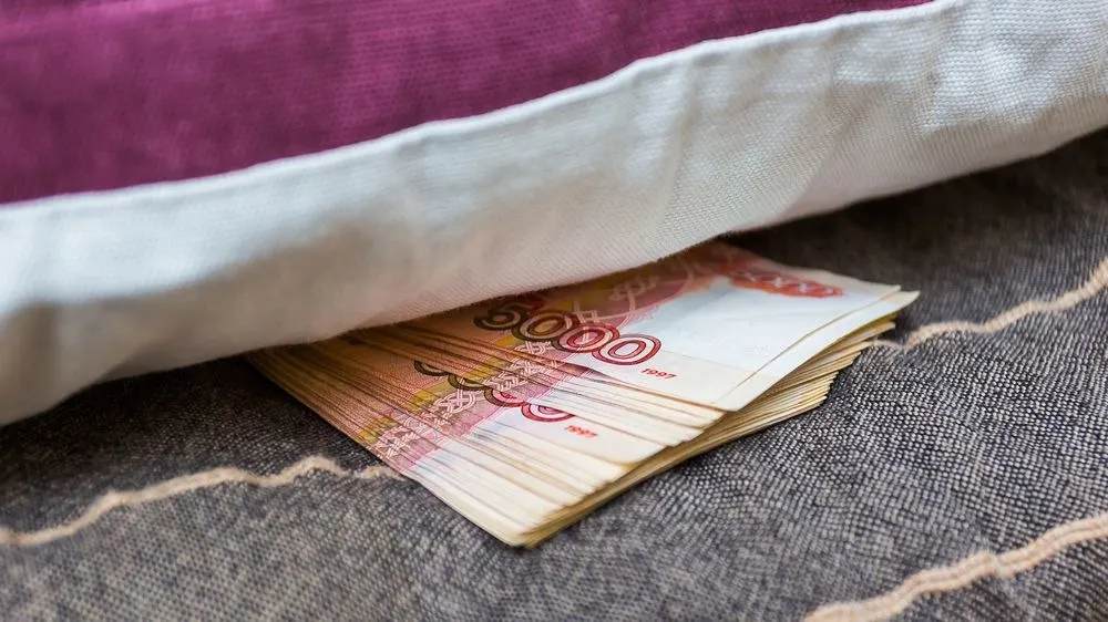 19‑летняя студентка из Красноярска под предлогом получения посылки и под давлением «служб» отдала мошенникам семейные сбережения — около 18 миллионов в разных валютах.