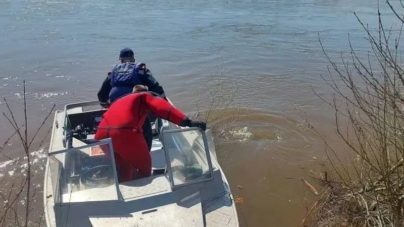 Ребёнок упал в реку Кан 1 мая, поиски осложняют подъём воды и сильное течение; спасатели обследовали более 160 км берега и несколько раз использовали водолазов и подводную аппаратуру.
