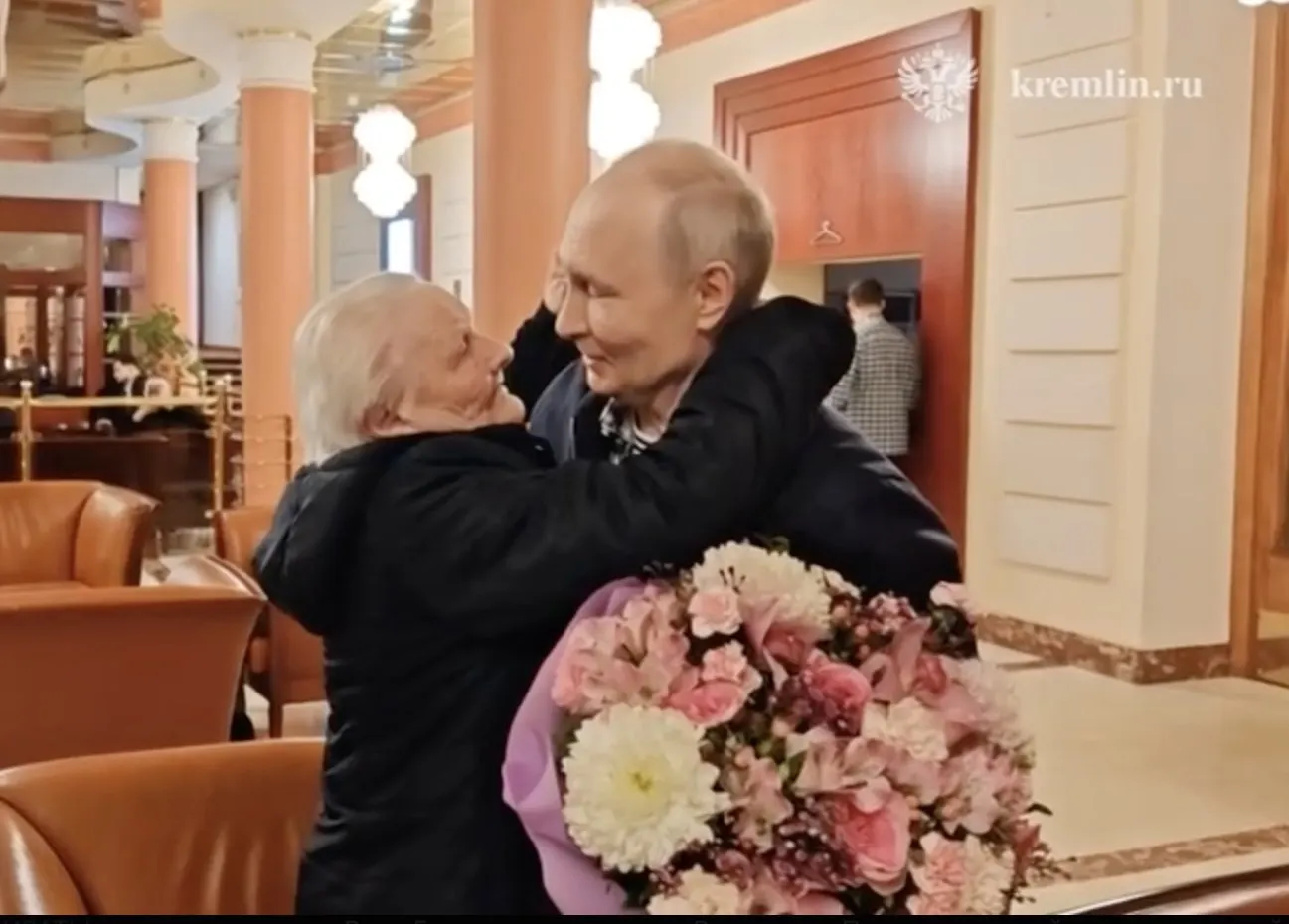 Президент и его первая учительница не смогли сдержать эмоций во время трогательной встречи.