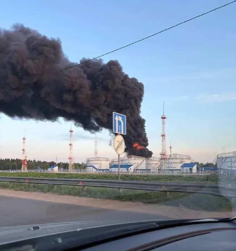Ночная и утренняя атаки беспилотников по НПЗ в Капотне, нефтеналивной станции и технопарку в Зеленограде привели к жертвам, разрушениям жилых домов и задержкам в аэропортах.