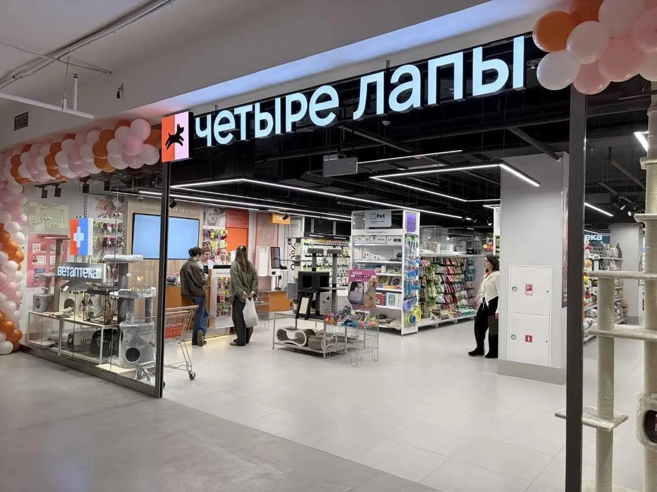 В ТРЦ «Планета» на -1 этаже открылся 244-метровый филиал федеральной сети зоотоваров «Четыре лапы». В группу входят интернет-магазины, ветеринарные центры, салоны груминга и собственный завод кормов; компании группы демонстрируют многомиллиардную выручку.