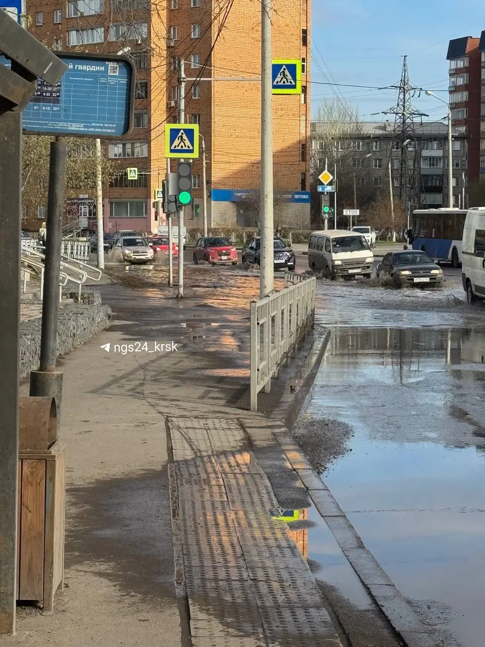 Вода из реки через ливнёвки выходит на проезжую часть на улице Железнодорожников. Коммунальные и дорожные службы отмечают, что это не единственный подтопленный участок; мэр сообщил о подъёме уровня Качи более чем на 1,5 м, при этом ситуацию не считают критичной.