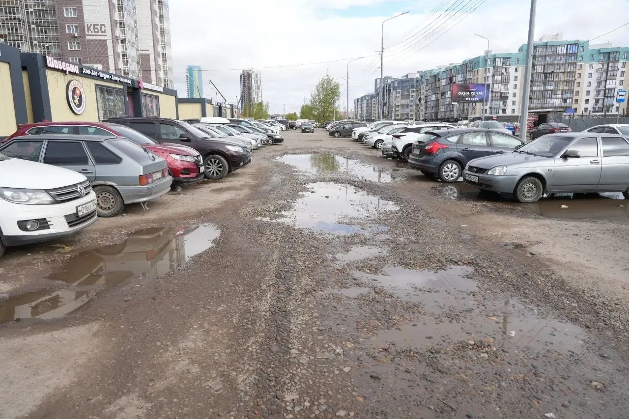 На улице Петра Подзолкова из‑за единственного основного въезда регулярно образуются пробки. Власти обещают асфальтирование, светофор, пешеходный переход, освещение, проверку второго выезда и новые остановки.