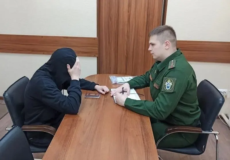 Следователи военного СК совместно с полицией и военкоматом проверили рынки города и вручили повестки четырём людям, не вставшим на воинский учёт.