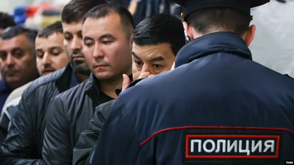 Депутаты предлагают дополнить КоАП нормой о выдворении иностранцев и лиц без гражданства за участие в несогласованных митингах, «дискредитацию» ВС, призывы к санкциям и ещё ряд правонарушений — всего до 58 оснований.