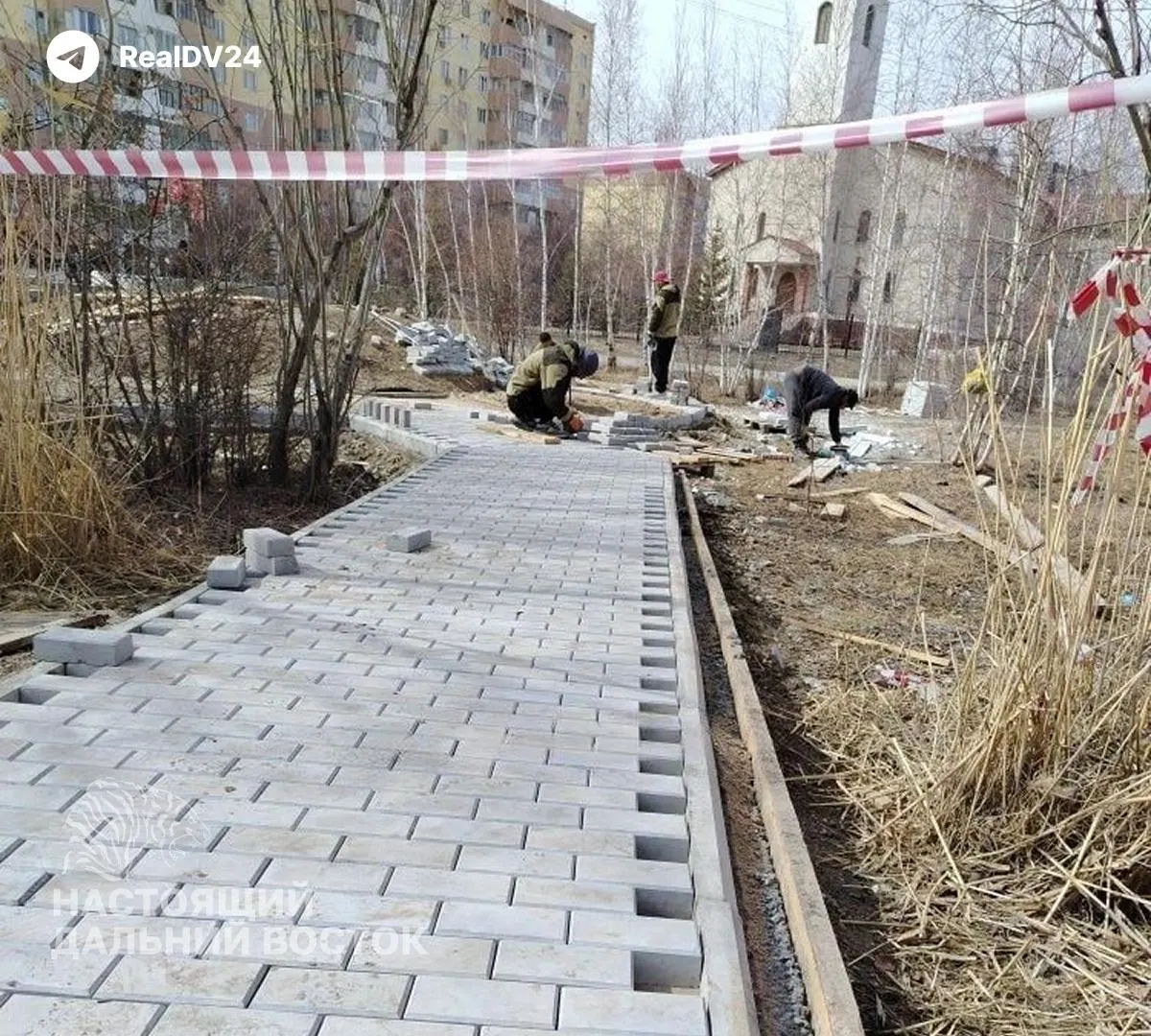 На месте комплекса памяти польских ссыльных в Якутске устанавливают монумент в честь погибшего участника СВО. Прежний мемориал демонтировали годом ранее; аналогичные изменения происходят и в других регионах.